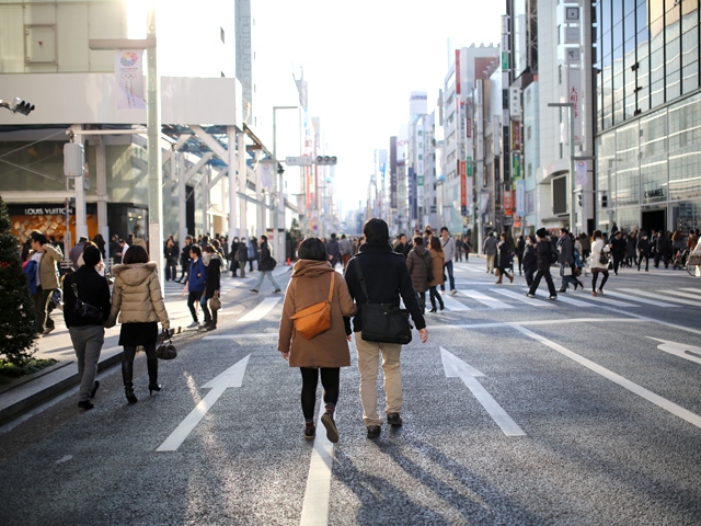 日焼け止めは「美容液」へ。シワ改善や美白を1本で叶える「日中ケア」の新常識
