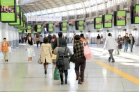 実質0.9%増で「モノからコトへ」。44年ぶり食費負担増のなかで進む消費シフト