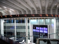 日経平均3%超の下落。160円迫る円安と原油高で「悪いインフレ」警戒
