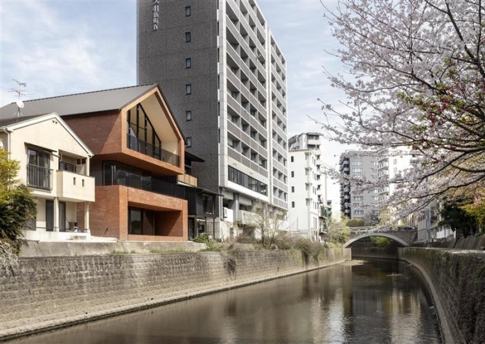 坪井川沿いに建つEchoes新町（左から2軒目、コスギ不動産ホールディングス発表資料より）