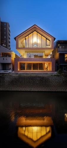建物の夕景