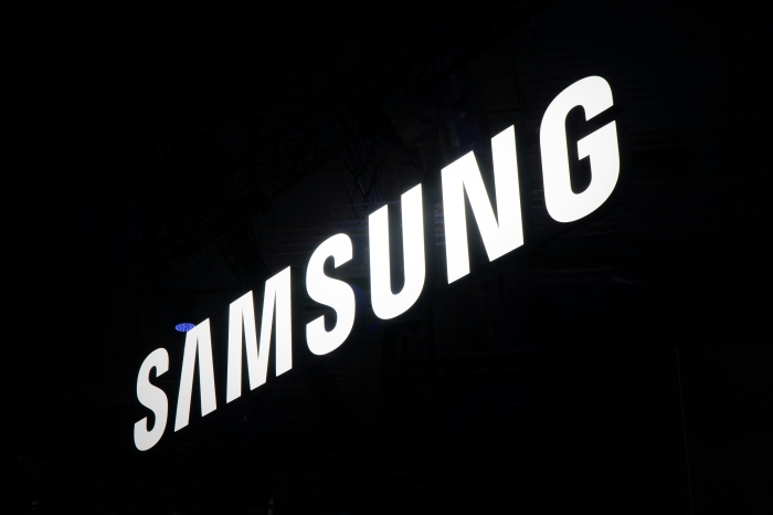 サムスンの次世代折りたたみスマートフォン「Galaxy Z Fold8」のダミー機画像がリークされた。Photo by Jonathan Kemper on Unsplash