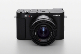 ストリートフォトや旅行写真を本格的に楽しむ人々の間ではレンズ一体型デジタルカメが依然として強い支持を集めている。写真は、ソニーのRX1R III。