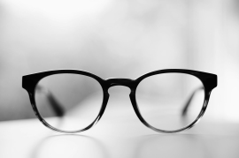 Metaは2026年中に複数の新型スマートグラスを投入する計画を進めていると報じられている。Photo by blocks on Unsplash