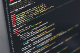 AIコーディングは、単なる補完ツールから、ソフトウェア開発プロセス全体を動かす基盤へ移りつつある。Photo by Ilya Pavlov on Unsplash AIコーディングは、単なる補完ツールから、ソフトウェア開発プロセス全体を動かす基盤へ移りつつある。Photo by Ilya Pavlov on Unsplash