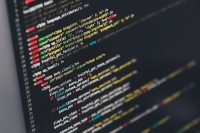 AIコーディングは、単なる補完ツールから、ソフトウェア開発プロセス全体を動かす基盤へ移りつつある。Photo by Ilya Pavlov on Unsplash