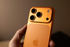 2026年9月の発表が有力視されるiPhone 18 Proについて、サプライチェーンアナリストや業界関係者から複数の情報が出そろいつつある。写真は2025年9月に発売されたiPhone 17(コズミックオレンジ)。Photo by James A. Molnar on Unsplash 2026年9月の発表が有力視されるiPhone 18 Proについて、サプライチェーンアナリストや業界関係者から複数の情報が出そろいつつある。写真は2025年9月に発売されたiPhone 17(コズミックオレンジ)。Photo by James A. Molnar on Unsplash