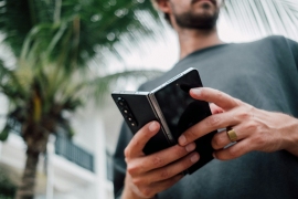 サムスンの次期スマートフォンとして7月に「Galaxy Z Fold 8」「Galaxy Z Flip 8」、「Galaxy Z Fold 8 Wide」の3機種の発表が見込まれている。写真は旧世代の「Galaxy Z Fold 4」。Photo by Jonas Leupe on Unsplash サムスンの次期スマートフォンとして7月に「Galaxy Z Fold 8」「Galaxy Z Flip 8」、「Galaxy Z Fold 8 Wide」の3機種の発表が見込まれている。写真は旧世代の「Galaxy Z Fold 4」。Photo by Jonas Leupe on Unsplash