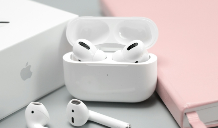 Appleの「AirPods Pro 3」がAmazon.com、179ドル(約2.9万円)、walmart.comでは169ドル(約2.7万円)まで値下げされている。Photo by Daniel Romero on Unsplash Appleの「AirPods Pro 3」がAmazon.com、179ドル(約2.9万円)、walmart.comでは169ドル(約2.7万円)まで値下げされている。Photo by Daniel Romero on Unsplash