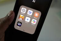 マイクロソフトのナデラCEOは、OpenAIやAnthropicなどの少数のAIモデルに依存する業界構造を批判し、企業は独自の「学習ループ」を構築してAPI依存から脱却すべきだと警告した。Photo by Solen Feyissa on Unsplash