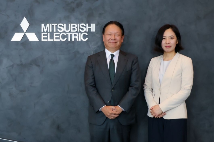 三菱電機の上席執行役員 防衛・宇宙システム事業本部長、洗井昌彦氏（左）とインフォステラ代表取締役CEOの倉原直美氏（右）（写真：同社発表資料より）