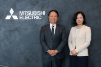 三菱電機の上席執行役員 防衛・宇宙システム事業本部長、洗井昌彦氏（左）とインフォステラ代表取締役CEOの倉原直美氏（右）（写真：同社発表資料より）