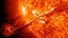2012年8月31日、秒速約1450キロメートル(900マイル)以上の速度で宇宙空間に放出されたコロナ質量放出(CME)。地球の磁場にかるく接触する形で影響を与えた。 (Nasa.gov) 2012年8月31日、秒速約1450キロメートル(900マイル)以上の速度で宇宙空間に放出されたコロナ質量放出(CME)。地球の磁場にかるく接触する形で影響を与えた。 (Nasa.gov)