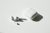 Appleは次世代AirPods2モデルを並行開発中とされる。写真は旧世代のAirPods。Photo by Dagny Reese on Unsplash