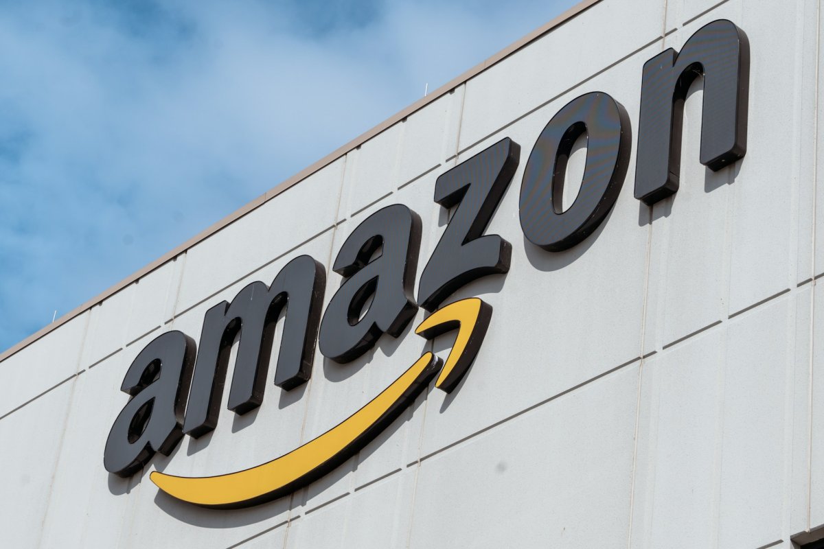 アマゾン・ドット・コムの株価がジェフ・ベゾス氏の株式売却報道を受けて下落した。（Photo by Daniel Mainye on Unsplash）