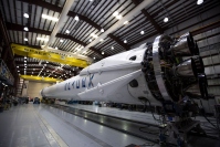 格納庫内で展示されているSpaceXのファルコンロケット。