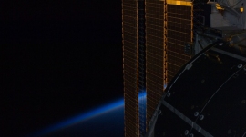 STS-127ミッションで行われた5回目かつ最後の船外活動中に撮影された、地球の地平線と交差するように見える国際宇宙ステーション(ISS)の太陽電池パネル。7月24日、トム・マーシュバーン宇宙飛行士とクリストファー・キャシディ宇宙飛行士が船外でISSの作業を続ける間、STS-127とISS第20次長期滞在クルーは、このような眺めを楽しむことができた。当時、ほかの宇宙飛行士と宇宙飛行士(コスモノート)計11人は、ISSとドッキング中のスペースシャトル内にいた。(NASA.gov) STS-127ミッションで行われた5回目かつ最後の船外活動中に撮影された、地球の地平線と交差するように見える国際宇宙ステーション(ISS)の太陽電池パネル。7月24日、トム・マーシュバーン宇宙飛行士とクリストファー・キャシディ宇宙飛行士が船外でISSの作業を続ける間、STS-127とISS第20次長期滞在クルーは、このような眺めを楽しむことができた。当時、ほかの宇宙飛行士と宇宙飛行士(コスモノート)計11人は、ISSとドッキング中のスペースシャトル内にいた。(NASA.gov)