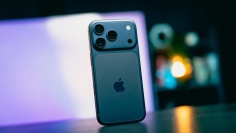 メモリ価格の高騰でiPhone 18 Proの製造コストが約38％増え、大容量モデルでは低速なQLC NANDが採用される可能性がある。写真は旧世代のiPhone。(Amanz/unsplash.com)