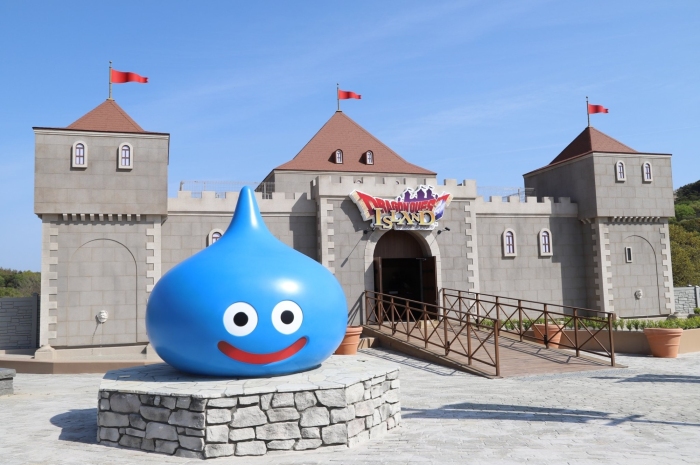 体験型アトラクション「ドラゴンクエスト アイランド　いにしえの魔神と導かれし冒険者たち」でスライムがハロウィン仕様に装飾される。（写真：発表資料より）