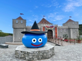 体験型アトラクション「ドラゴンクエスト アイランド いにしえの魔神と導かれし冒険者たち」でスライムがハロウィン仕様に装飾される。(写真:発表資料より) 体験型アトラクション「ドラゴンクエスト アイランド いにしえの魔神と導かれし冒険者たち」でスライムがハロウィン仕様に装飾される。(写真:発表資料より)
