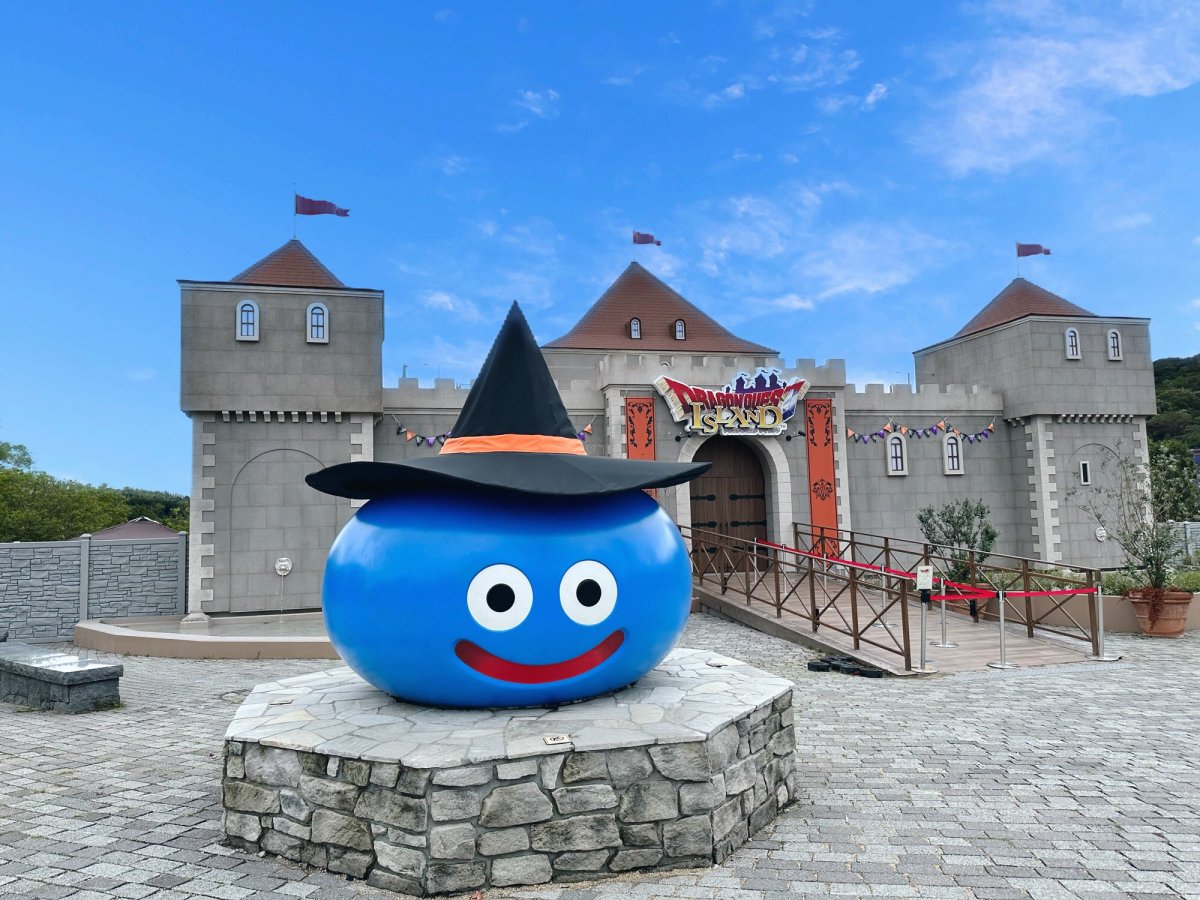 体験型アトラクション「ドラゴンクエスト アイランド　いにしえの魔神と導かれし冒険者たち」でスライムがハロウィン仕様に装飾される。（写真：発表資料より）