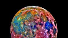 NASAは数十年にわたって月を撮影し、膨大なデータを蓄積してきた。この疑似カラー画像は、NASAの木星探査機ガリレオに搭載された固体撮像システムで、3種類のカラーフィルターを通して撮影した15枚の月画像を合成したもの。（画像：NASA）