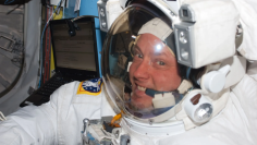 NASA宇宙飛行士のマイク・フィンク氏。STS-134ミッションで3回目の船外活動を開始する前、国際宇宙ステーション（ISS）の「クエスト」エアロック内で撮影された。（NASA.gov）