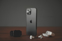 次期iPhone 18 Proでは12GBメモリや可変絞りカメラの採用が噂される一方、価格上昇や供給制約も予測されている。写真は旧世代のiPhone。Photo by Dennis Brendel on Unsplash