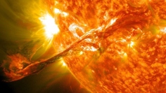 2012年8月31日、太陽大気のコロナに浮かんでいた長大なフィラメントが噴出し、秒速約1450kmを超えるコロナ質量放出（CME）が発生した。CMEは地球を直撃しなかったものの、地球の磁気圏に影響を及ぼし、9月3日夜にオーロラを発生させた。画像は、NASAの太陽観測衛星SDOが304オングストロームと171オングストロームの波長で撮影した観測画像を明るく合成したもの (Nasa.gov)