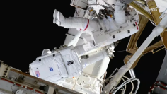 2026年8月6日、国際宇宙ステーション（ISS）の船外で太陽電池アレイの取り付け金具を設置する6時間30分の船外活動を行ったNASAのジェシカ・メイア宇宙飛行士（右）とアニル・メノン宇宙飛行士（後ろ向き）。 (Nasa.gov)
