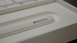 Appleが折りたたみiPhone向けPencilを試作したが、画面への跡や収納上の問題から発売の可能性は低いと報じられた。写真はiPad専用のスタイラスペン「Apple Pencil Pro」(Samuel Angor/unsplash.com) Appleが折りたたみiPhone向けPencilを試作したが、画面への跡や収納上の問題から発売の可能性は低いと報じられた。写真はiPad専用のスタイラスペン「Apple Pencil Pro」(Samuel Angor/unsplash.com)
