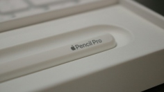 Appleが折りたたみiPhone向けPencilを試作したが、画面への跡や収納上の問題から発売の可能性は低いと報じられた。写真はiPad専用のスタイラスペン「Apple Pencil Pro」(Samuel Angor/unsplash.com)
