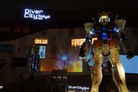 “RG 1/1 RX-78-2 Gundam Ver. GFT at Diver City Tokyo Plaza(Odaiba)” by Kentaro Ohno, CC BY 2.0 (https://www.flickr.com/photos/inucara/9758154156/)