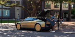 テスラがローンチイベントを開催した自動運転専用車「Cybercab（サイバーキャブ）」（写真：同社ウェブサイトより）