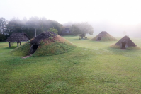 世界遺産「北海道・北東北の縄文遺跡群」御所野遺跡にてガイドレシーバー「イヤホンガイド(R)」がガイドツールとして採用