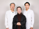 (左から)加納朋之、新橋耐子、越塚 学 (左から)加納朋之、新橋耐子、越塚 学