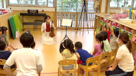 学生講師によるアクティビティ、はじめて耳にするバイオリンの音に興味津々の子どもたち 学生講師によるアクティビティ、はじめて耳にするバイオリンの音に興味津々の子どもたち