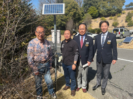 実証実験がスタートした「いのドン」に期待をかけるゴルフクラブの 川野顧問（右から２人目）と岡田博明副支配人（右端）。左端が辻教授、左から2人目が轟さん