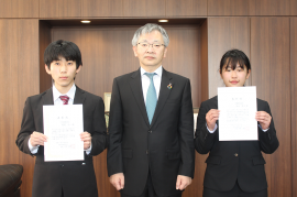 学長表彰を受けた箱崎さん（左）と福田さん（右）。中央は平野学長