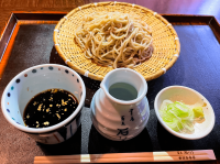 世田谷区の名店蕎麦屋の主人初の書籍『一日一杯、幸せになるかけそば』出版記念　限定新メニュー金粉トッピング『ご褒美金箔そば』登場