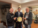 左からゆでたまごの嶋田隆司先生 中央が中島千博選手、右がゆでたまごの中井義則先生 左からゆでたまごの嶋田隆司先生 中央が中島千博選手、右がゆでたまごの中井義則先生