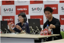 新しくなったリポビタンSportsに興味津々の鈴木志保子氏（左）とケイン・コスギ氏（右）