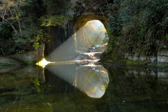 ハートに見えるスポットランキング1位は、千葉県君津市の「濃溝の滝・亀岩の洞窟」