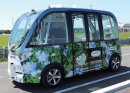 車体には、町内で栽培されている「亜麻の花」と当別町イメージキャラクター「とべのすけ」のラッピングが施されています。 車体には、町内で栽培されている「亜麻の花」と当別町イメージキャラクター「とべのすけ」のラッピングが施されています。