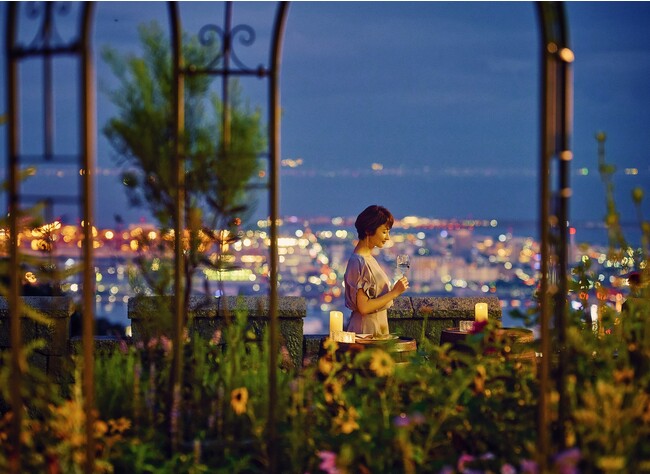 標高400メートルの山上ビアテラス企画「神戸ガーデンテラスバー」が7/15（土）からオープン。昼は風に吹かれ爽やかに、夜は夜景を眺めるバーカウンターでおしゃれに・・・。夏の名物「布引モヒート」も登場。