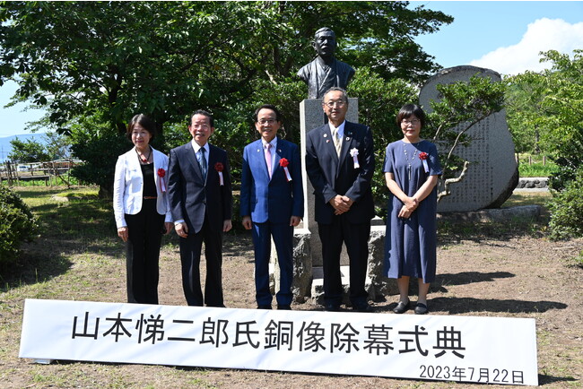 謝長廷・駐日代表が新潟県佐渡市の山本悌二郎氏銅像除幕式典に出席、台湾高雄市と日本佐渡市の友好交流協定調印式に立ち会い