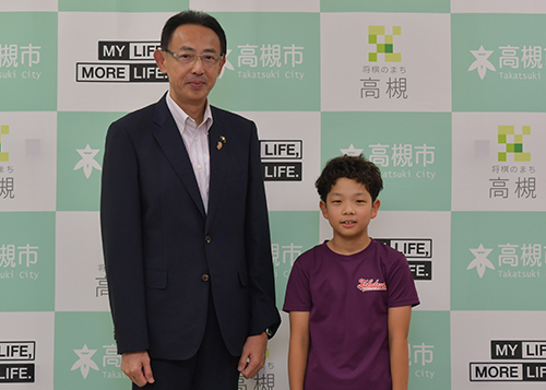 芥川小4年の門林穂高さんが全国JOCジュニアオリンピックカップ出場を高槻市長に報告