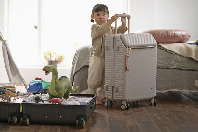 お盆の帰省など、子連れ旅行が快適になる機能搭載！ママ目線で開発した“こどもと旅するスーツケース”HaNT 「ヘイヘイ」発売