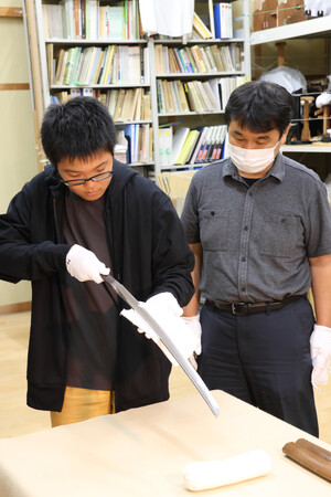 刀剣などの文化財に触れて学芸員の仕事を体験