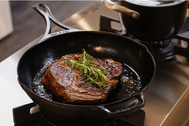料理を振る舞いたくなる。”焼く”に特化した一生モノの鉄フライパン「Lodge Blacklock」をMakuakeにて先行販売開始
